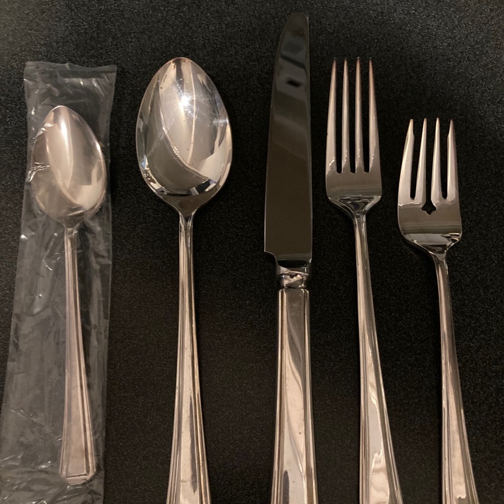 40pc silverware set. Service for 8.